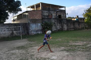 Robert Malengreau, fundador de la ONG UmRio, imparte clases de rugby a los jóvenes de la favela de Morro do Castro, en Niteroi, Río de Janeiro. Apoyando así a los más pequeños de las comunidades afectadas por el crimen y la violencia, para que puedan acce