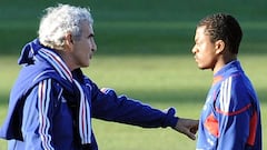 Domenech discuti&oacute; con algunos jugadores del plantel  de la Selecci&oacute;n de Francia 2010 donde quedaron eliminados en la fase de grupos. Su pelea m&aacute; conocida fue con Evra