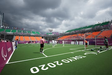 Los entrenadores videntes de fútbol 5 se sitúan detrás de la portería rival para dirigir a los atacantes.  