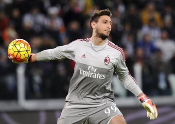 Todos lo quieren y no es para menos. Con apenas 17 a?os debut車 con el primer equipo del Milan y se hizo amo y se?or de la porter赤a 'rossonera'. Su 赤dolo es Buffon, con el que todos le comparan. Destaca su madurez, seguridad y caracter赤sticas f赤sicas (altura y envergadura). Tras los rumores que le situaban en el Real Madrid, renov車 con el Milan. En las negociaciones por la renovaci車n, pidi車 que se fichara a su hermano, tambi谷n portero, y as赤 se hizo.