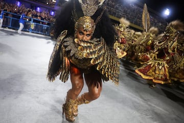 Un juerguista de la escuela de samba Beija-Flor acta en el Sambdromo durante el Carnaval en Ro de Janeiro.