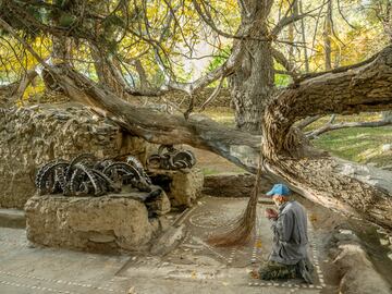 Antiguo santuario en Tajikistan mantenido por los wakhi locales. Un árbol cayó hace años sobre una tumba del santuario y  se dejó en el mismo lugar, como dicta la costumbre.