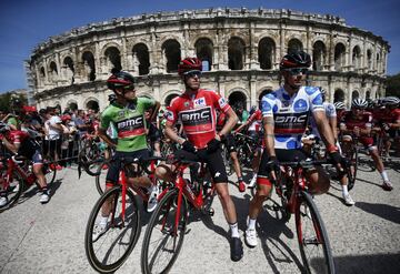 Alessandro De Marchi, Dennis Rohan y Nicolas Roche antes del inicio de etapa. 