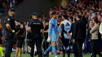 It’s always a lively affair in the capital when Los Rojoblancos meet the Merengues, but fans at the Metropolitano appear to have taken things to far tonight.
