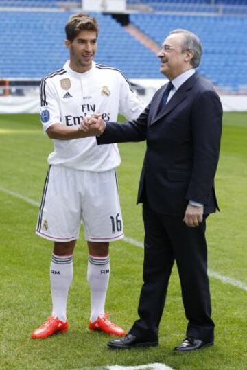 Lucas Silva vestido de blanco con Florentino Pérez.