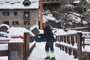 Labores de retirada de la nieve acumulada en carreteras y coches en Formigal, Huesca, Aragón.