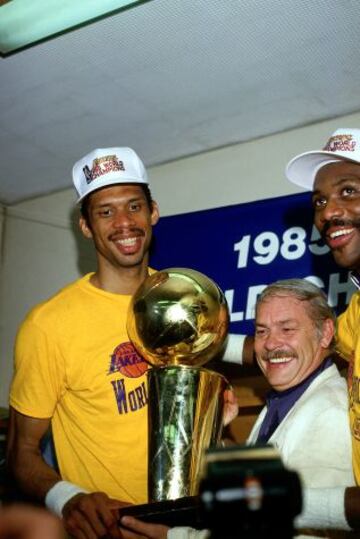 Celebrando en el vestuario con Jerry Buss el título del 85.