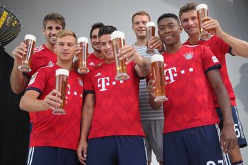 James Rodríguez y el Bayern Múnich posaron para la tradicional foto del equipo con los trajes que le hacen homenaje a la cerveza en Alemania