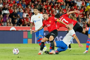 Antonio Sánchez disputa el balón con el centrocampista del Barcelona, Oriol Romeu.