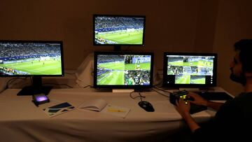 Imagen de una sala de videoarbitraje durante un partido de Copa Libertadores.
