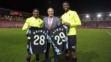 01-11-24. PIERRE MBEMBA Y YAN KEMBO POSAN EN LOS PAJARITOS CON EL LEGENDARIO JOAQUÍN ALONSO TRAS SU DEBUT CON EL SPORTING.