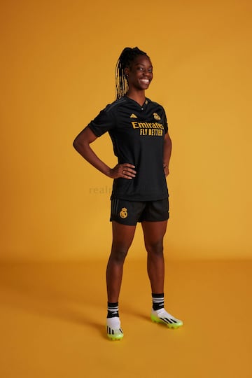 Negra con detalles amarillos, as赤 es la tercera equipaci車n del Real Madrid