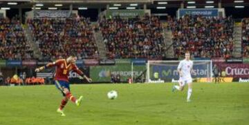 Clasificación mundial 2014. España-Bielorrusia. 2-0. Negredo marca el segundo tanto con un gran pase de Sergio Ramos.