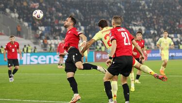 Suma y sigue Oyarzabal. Gran centro de Ferran Torres que conecta con el preciso cabezazo del delantero de la Roja, con el balón tocando en el poste y entrando en la portería georgiana.
