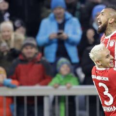 Vidal anotó con un cabezazo y brilló en victoria del Bayern