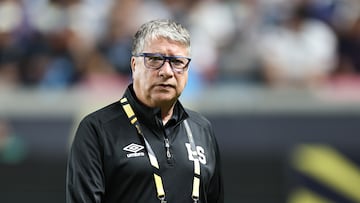 Bolillo Gómez protagoniza altercado con hinchas en El Salvador