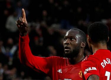 Berbatov defends under-fire United striker Lukaku