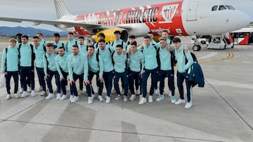 Los jugadores del Athletic posan antes del viaje que les ha llevado ayer a Italia.