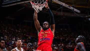 Bruno Fernando (Angola) se cuelga del aro ante España en el pasado Preolímpico.