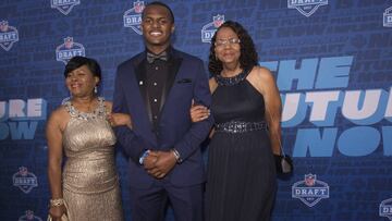 PHILADELPHIA, PA - APRIL 27: Deshaun Watson of Clemson poses for a picture with his family on the red carpet prior to the start of the 2017 NFL Draft on April 27, 2017 in Philadelphia, Pennsylvania. Mitchell Leff/Getty Images/AFP
== FOR NEWSPAPERS, INTERNET, TELCOS & TELEVISION USE ONLY ==