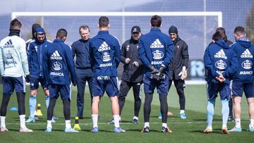 Eduardo Coudet charla con sus jugadores durante un entrenamiento del Celta. 