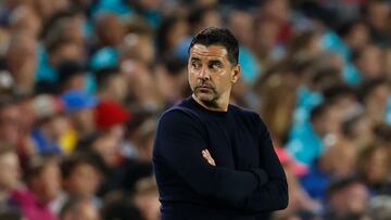 BARCELONA, 10/04/2023.- El entrenador del Girona , Míchel, durante el partido correspondiente a la jornada 28 de LaLiga Santander de Primera División disputado este lunes en el Spotify Camp Nou entre FC Barcelona y el Girona FC. EFE/ Toni Albir
