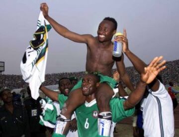 Tijani Babangida, jugador de Nigeria que anotó dos goles, es llevado a hombros por su compañero Taribo West después de derrotar a Sudáfrica por 2-0 en el partido de semifinales en el estadio Nacional en Lagos en la Copa de África de 2000.