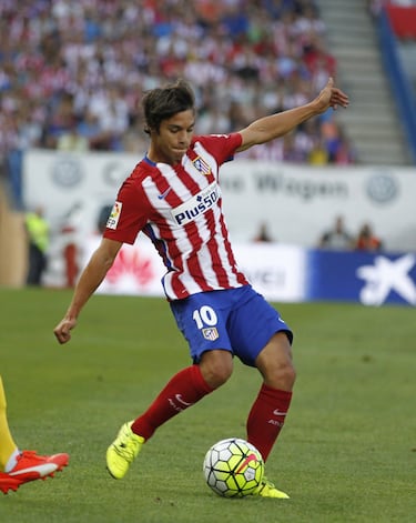 Óliver Torres se formó en la cantera del Atlético de Madrid debutando en 2012 tras brillar en la academia rojiblanca. Jugó en el primer equipo entre 2013 y 2017, acumulando 57 partidos oficiales y anotando 2 goles. Fue parte del equipo que ganó la Copa del Rey 2013, y dejó huella con su estilo técnico y visión de juego, aunque la competencia interna limitó su continuidad.