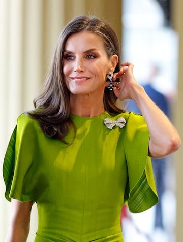 La reina Letizia con el vestido de la firma de Victoria Beckham en la recepción del Palacio de Buckingham.