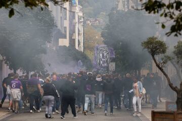 Aficionados del Anderlecht llegan al estadio Reale Arena de San Sebastián, horas antes del partido de la Liga Europa de fútbol entre la Real Sociedad y el equipo belga.