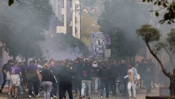 Aficionados del Anderlecht llegan al estadio Reale Arena de San Sebastián, horas antes del partido de la Liga Europa de fútbol entre la Real Sociedad y el equipo belga.