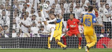 Tras haber conquistado la Champions tanto en 2016 como en 2017, los blancos afrontaban la edición de 2017-18 con la intención de lograr una gesta sin igual: reeditar un título que sería el tercero consecutivo, algo que nadie había logrado. Encuadrado en un grupo junto con el Borussia Dortmund y el Tottenham, el cuarto conjunto fue el APOEL chipriota, que no fue rival en el debut de la competición de los blancos: Sergio Ramos, de chilena, certificó la primera victoria (3-0) de esta nueva edición.