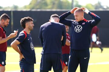 Austin (United States), 11/10/2024.- US Men's National Team forward Christian Pulisic (L) and goalkeeper Ethan Horvath (R) talk before the United States training session at St. David'Äôs Performance Center in Austin, Texas, USA, 11 October 2024. (Estados Unidos) EFE/EPA/DUSTIN SAFRANEK
