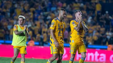 AME1435. MONTERREY (MÉXICO), 21/05/2022.- Nicolás López (d) y Rafael de Souza (i) de Tigres de la UANL se lamentan después de quedar eliminados ante Atlas de Guadalajara durante el partido de vuelta correspondiente a la semifinal del Torneo Clausura 2022 entre Tigres de UANL y Atlas de Guadalajara hoy, en el estadio Universitario de la ciudad de Monterrey (México). EFE/ Miguel Sierra