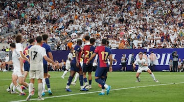 Así marcó Nico Paz su tanto al Barcelona.