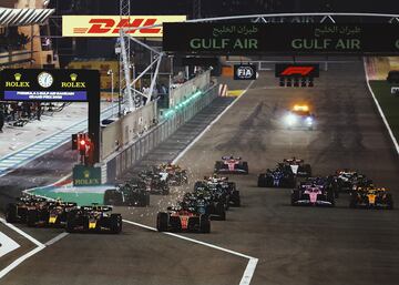 Salida del Gran Premio de Bahréin 2023: Salida buena de Max Verstappen. Sergio Pérez perdió posición con Lecrerc y Russel adelantó a Fernando Alonso.