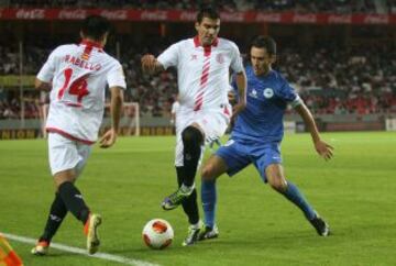 Sevilla-Slovan Liberec. Reyes protege el balón.