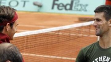 <b>EL DOS Y EL TRES. </b>Roger Federer choca su mano con Novak Djokovic. Deberían cruzarse en semifinales.