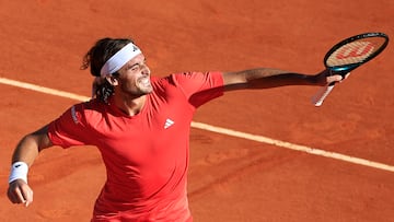 Stefanos Tsitsipas, contra Jannik Sinner, en Montecarlo.