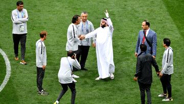 Turki Al Sheikh, ministro de deportes de Arabia Saudí, saluda al seleccionador argentino Juan Antonio Pizzi.