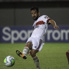 Isla hace olvidar a Rafinha: impresionó en su debut de titular