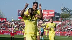 GRA223. GIRONA, 15/10/2017.- El delantero congole&ntilde;o del Villarreal Cedrick Bakambu (i) celebra con su compa&ntilde;ero Pablo Fornals (c) su segundo gol marcado ante el Girona durante el partido correspondiente a la octava jornada de LaLiga Santander disputado hoy en el Municipal de Montilivi. EFE/Robin Townsend