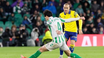 Johnny recupera un balón ante Sandro.