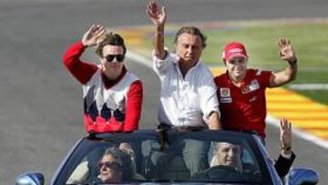 <b>CON SUS ESTRELLAS. </b>Alonso, Montezemolo y Massa, en un descapotable conducido por Camps junto a Rita Barberá en la primera edición de Cheste en 2009.