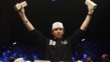 <b>MULTIMILLONARIO. </b> Peter Eastgate celebra, rodeado de una montaña de 9,1 millones de dólares, su triunfo en la final de las World Series of Poker de 2008.