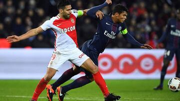 Falcao Garc&iacute;a en medio de la marca de Thiago Silva, del PSG.