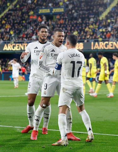 Jude Bellingham, Kylian Mbappé y Lucas Vázquez celebran el 1-2 al Villarrea. 