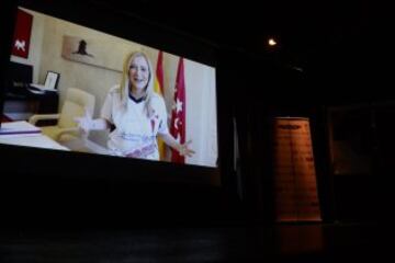 Cristina Cifuentes se vistió del Carabanchel. La presidenta de la Comunidad felicitó al club con un vídeo y por Twitter, con la camiseta puesta. 