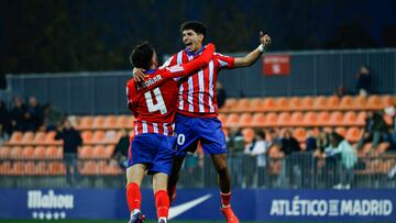 Rayane y Boñar celebran el primer gol del Atleti B al Marbella.
