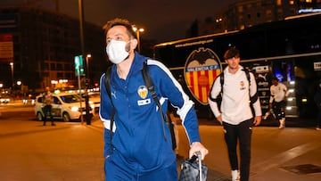 Corberán, en el viaje del Valencia, con mascarilla.